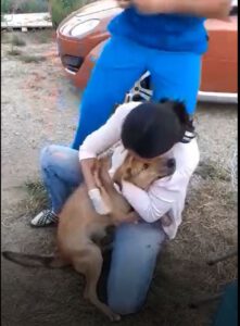 Catalina hat frisch geimpften Shelterhund auf dem Arm und tröstet ihn
