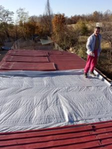Ein Arbeiter auf dem Dach unseres Shelters in Rumänien