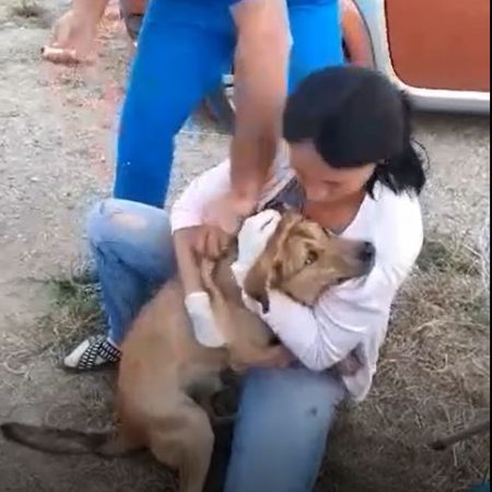 Catalina hat Hund auf dem Arm während er geimpft wird